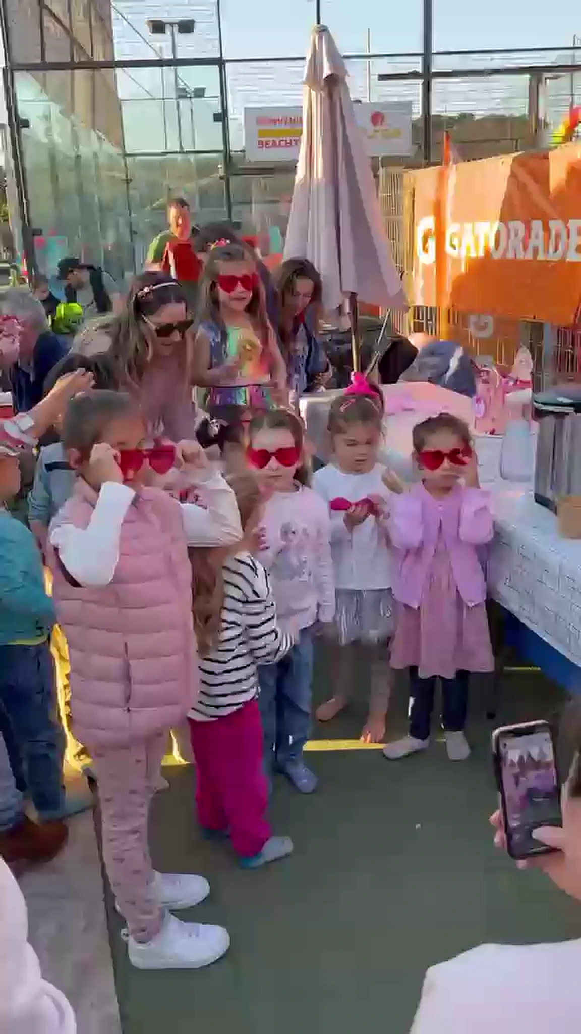 Niños compartiendo una celebración