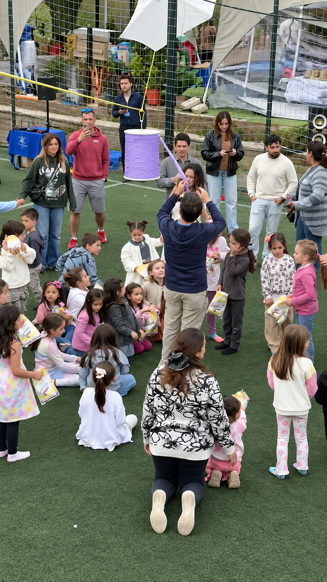 Piñata giratoria en una celebración de Experiencia Domo